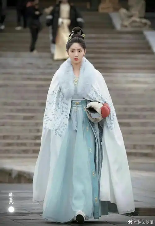 邢菲覆流年饭拍路透古装造型好漂亮