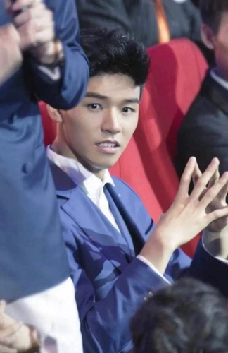 龚俊走红前旧照被扒三角眼圆鼻头疑变脸土味少年逆袭古装男神