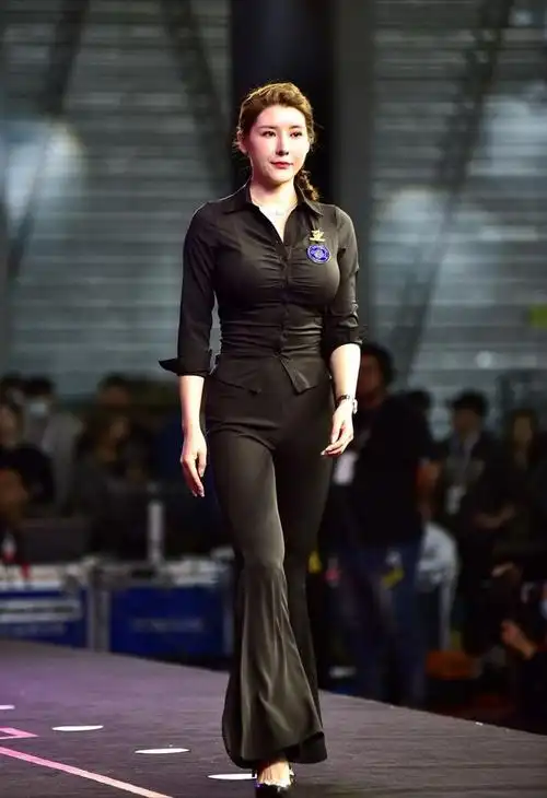 其实,刘太阳是健美比赛中的礼仪小姐,而她凭借完美的身材成了全场的