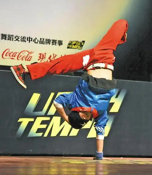 街舞大赛激情燃烧 帅气小伙演单手倒立秀(图)