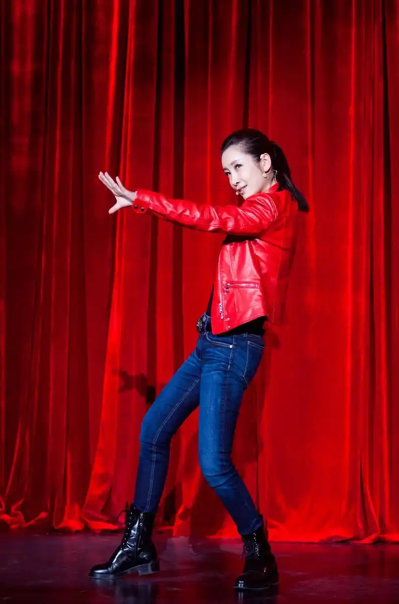 秦海璐《喜剧》火焰女侠上线 身手不凡架势足