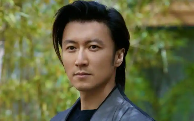 谢霆锋最新照曝光:灰色西装 帅气十足