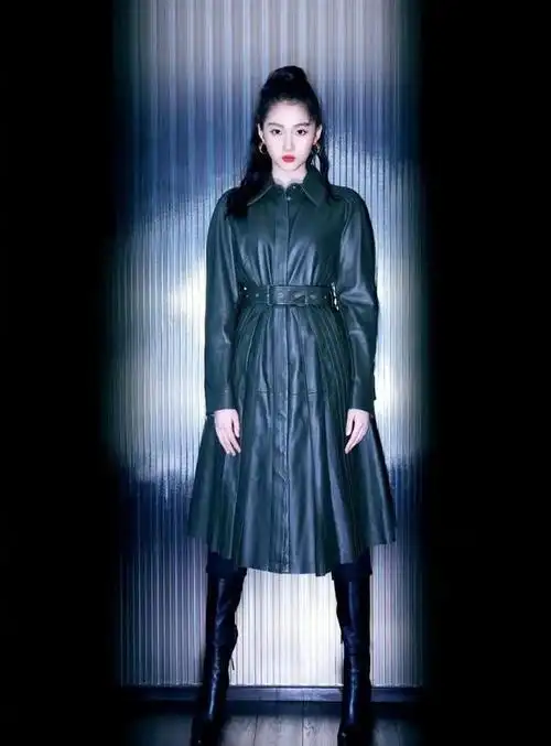 关晓彤红唇皮裙太冷艳挑染发色成熟有韵味眼神看着都不一样