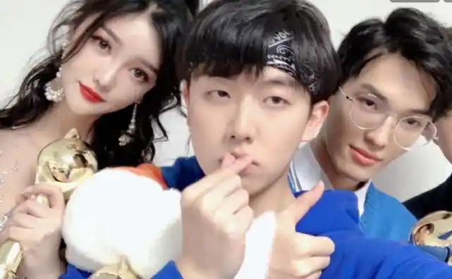 甜蜜合照,毕竟粉丝们都有了直接的证据,于是不求人和汤圆也就顺势官宣