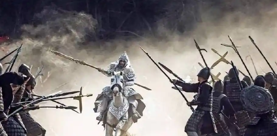 万俟丑奴正待举刀来迎,被侯莫陈崇一槊将手中刀击飞,然后一把抓住丑奴