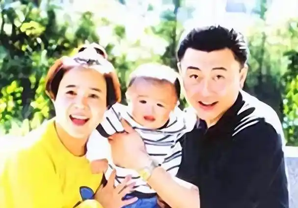 金龟子姐姐刘纯燕年过半百跟20多岁的女婿像同龄人