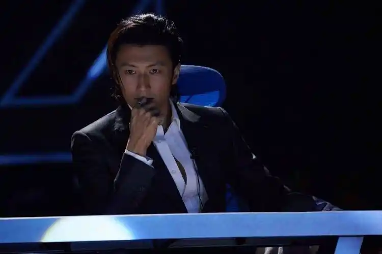 《青年派计划》最新一期节目剧照释出,谢霆锋身着黑色西服搭配大背头