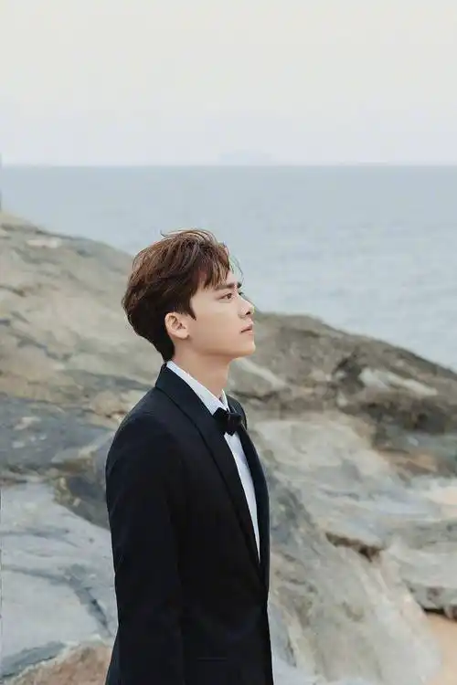 李易峰亮相2021金鸡奖闭幕式 穿黑色西服套装高大绅士_写真_颜英俊