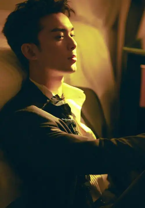 吴磊黑西装十八宫格#吴磊发了18张照片,西装一穿,霸道总裁的范儿这不