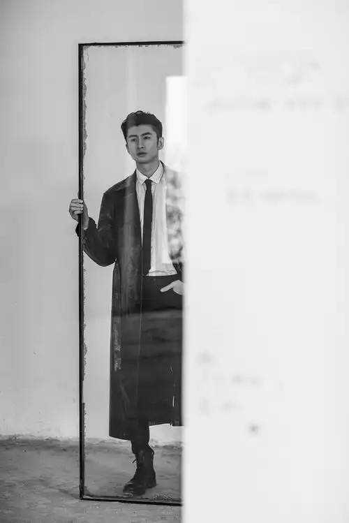 张云龙黑白格调大片 "框中人"眼神静谧沉稳