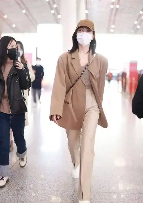 原创2022年春夏季女明星街拍穿搭分享跟着学穿搭越穿越优雅