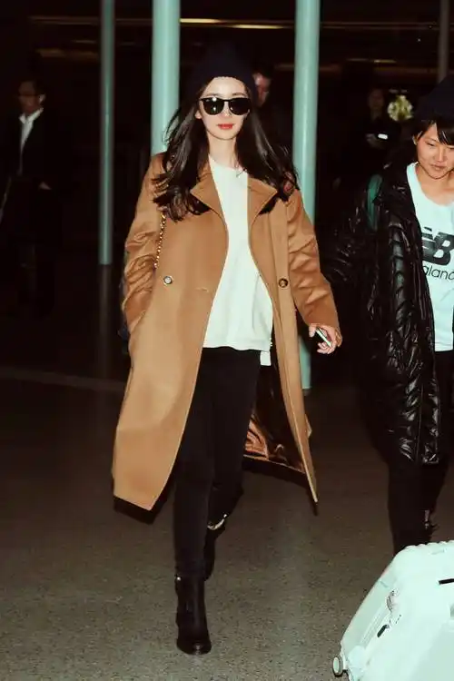 杨幂深夜赶机包成"肉粽",戴口罩与粉丝打招呼,准备复工了吗?