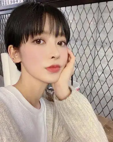 最适合15岁左右的圆脸女生发型,这8种很不错,百变时尚有个性