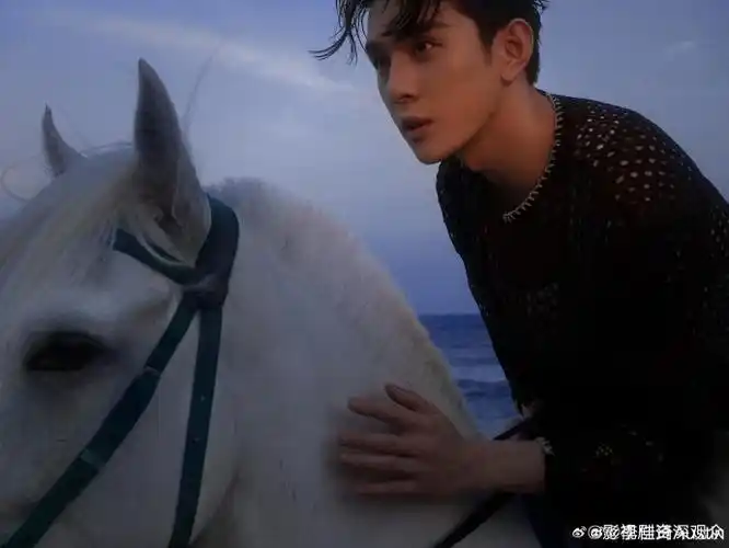 李佳琦的新发型好有型