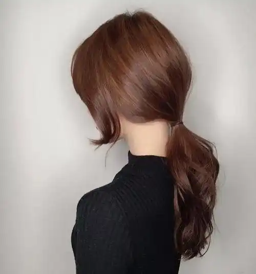 看背影的话,对比会更明显~与之前平凡的直发相比,层次感的发尾会让人