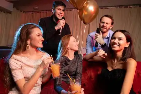 微胖帅哥照片美女帅哥在派对上用麦克风唱歌的照片照片