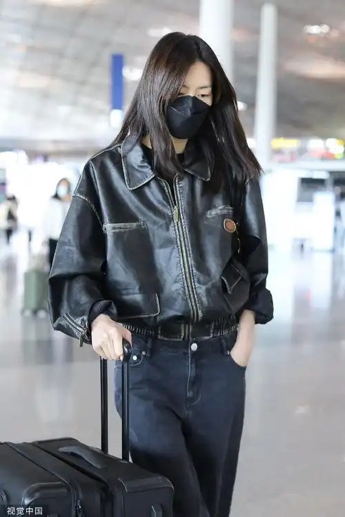 组图:刘雯穿复古风皮衣现身机场 配直筒牛仔裤腿长逆天
