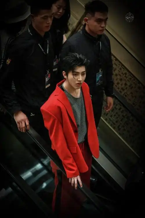 真的很帅!红色他超适合的    #蔡徐坤#ride or die至死不渝-蔡徐坤