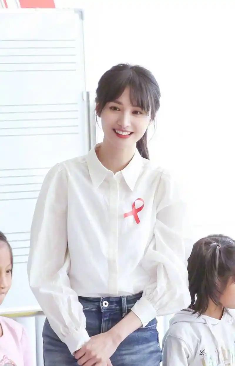 郑爽白衬衣造型分享,身穿干净简约的白衬衫搭配牛仔裤