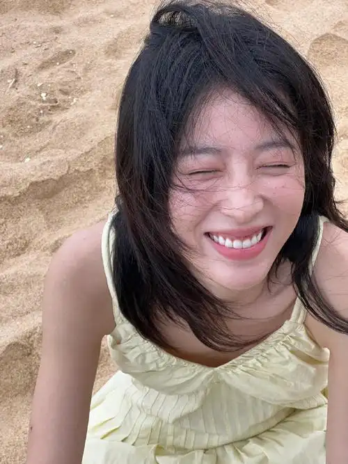 周姐真的站在那里笑就可以治愈别人7215@周雨彤微博#周雨彤旅行