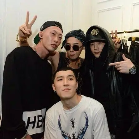 teddy(右)是yg王牌制作人.(图/翻摄自ig)