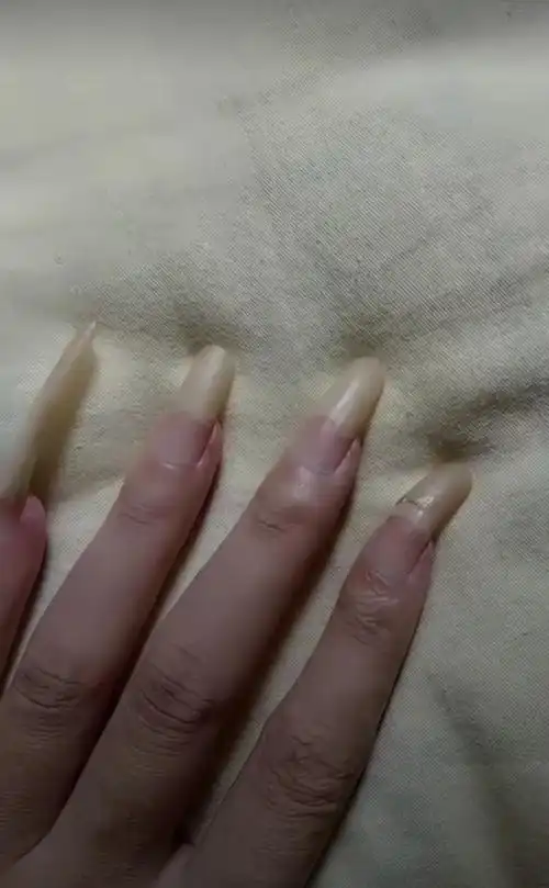 这是我14岁妹妹的长指甲,指甲是不是要断的样子