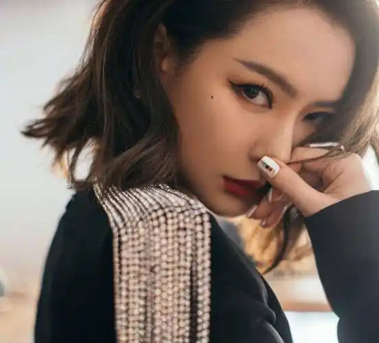 戚薇晒短发收工照,御姐"戚哥"再次上线,好身材令人羡慕_造型_时候