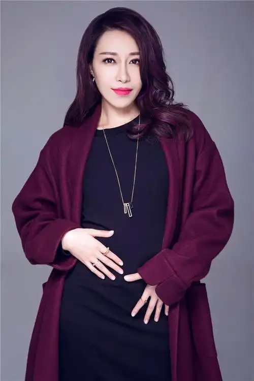 美女歌手金池,歌声磁性有穿透力,唱功与台风俱佳,为舞台而生!