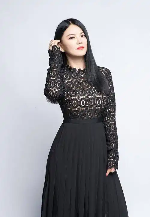 原创李湘真是典型的藏肉高手这么穿衣服都有小蛮腰了真显瘦