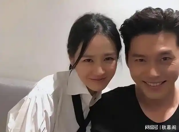 孙艺珍玄彬恩爱庆结婚2周年婚纱照曝光浪漫依偎靠门拍照
