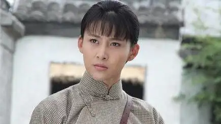 她为上位送男导原味内裤, 与多名富豪暧昧不清私生活混乱似"小姐"!