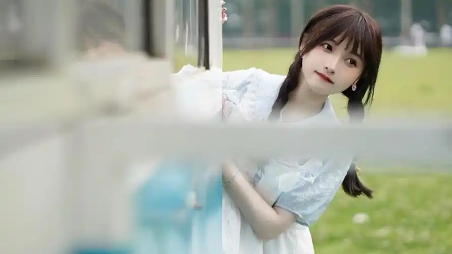 漂亮麻花辫女孩清新写真,高清壁纸图片,清纯美女-回车桌面