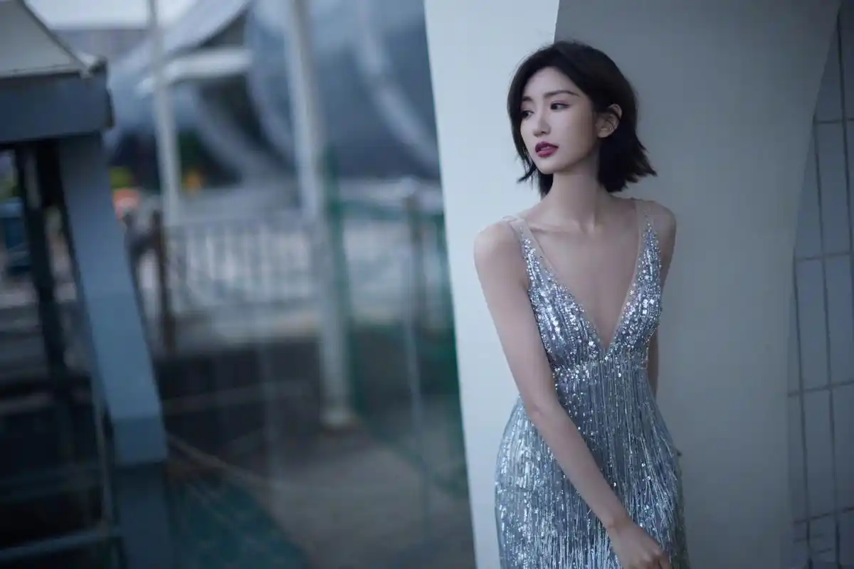 毛晓彤壁纸写真,毛晓彤今日份银色流苏亮片裙活动造型,清爽短发,明艳