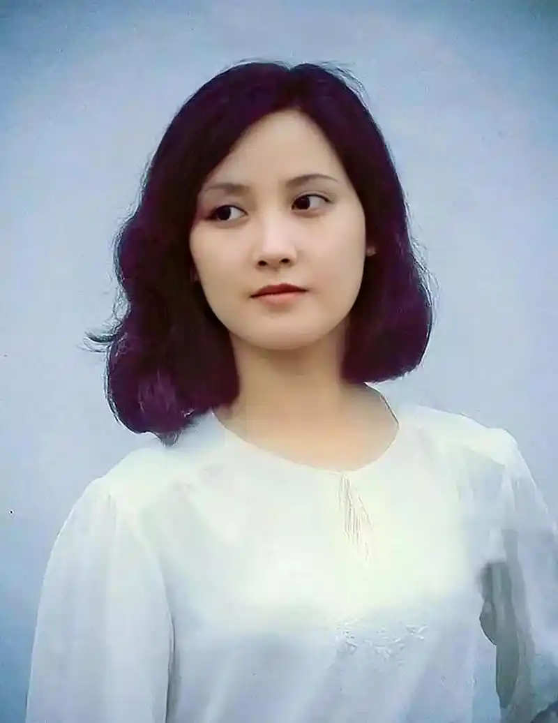 邓婕罕见老照片