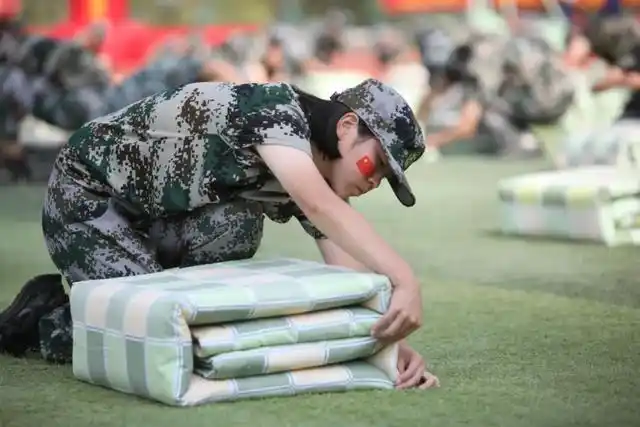 9月15日,衡水市第二中学2022级高一新生军训汇报表演在该校操场举行.