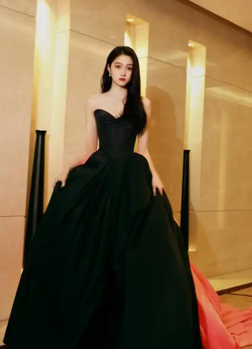 关晓彤超话#关晓彤黑桃撞色礼服#@关晓彤2022#国剧盛典#红毯造型,黑色