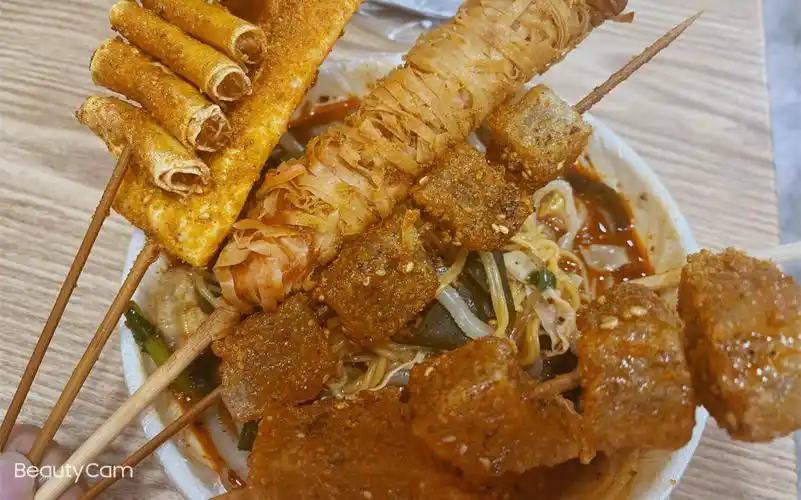 东北老式川天椒麻辣烫配上咔哧咔哧脆的炸串,绝了绝了!