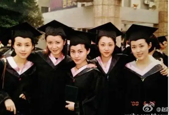 赵薇晒绝版学士服旧照网友调侃致青春三