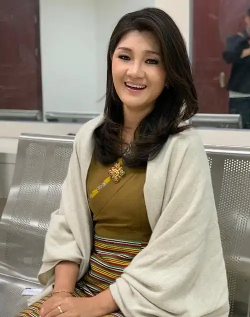 降央卓玛是一位非常优秀的藏族歌手,演唱过《梦幻康巴》,《这山这水》