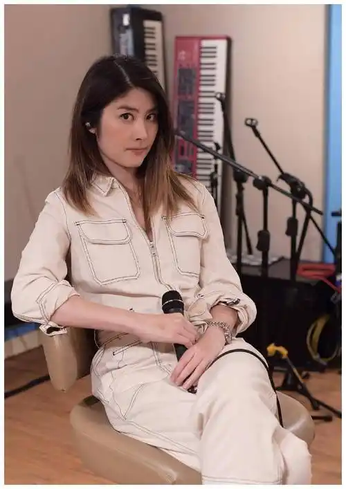 46岁陈慧琳穿连体工装衣服真减龄,意外穿出高级感,年轻20岁不止