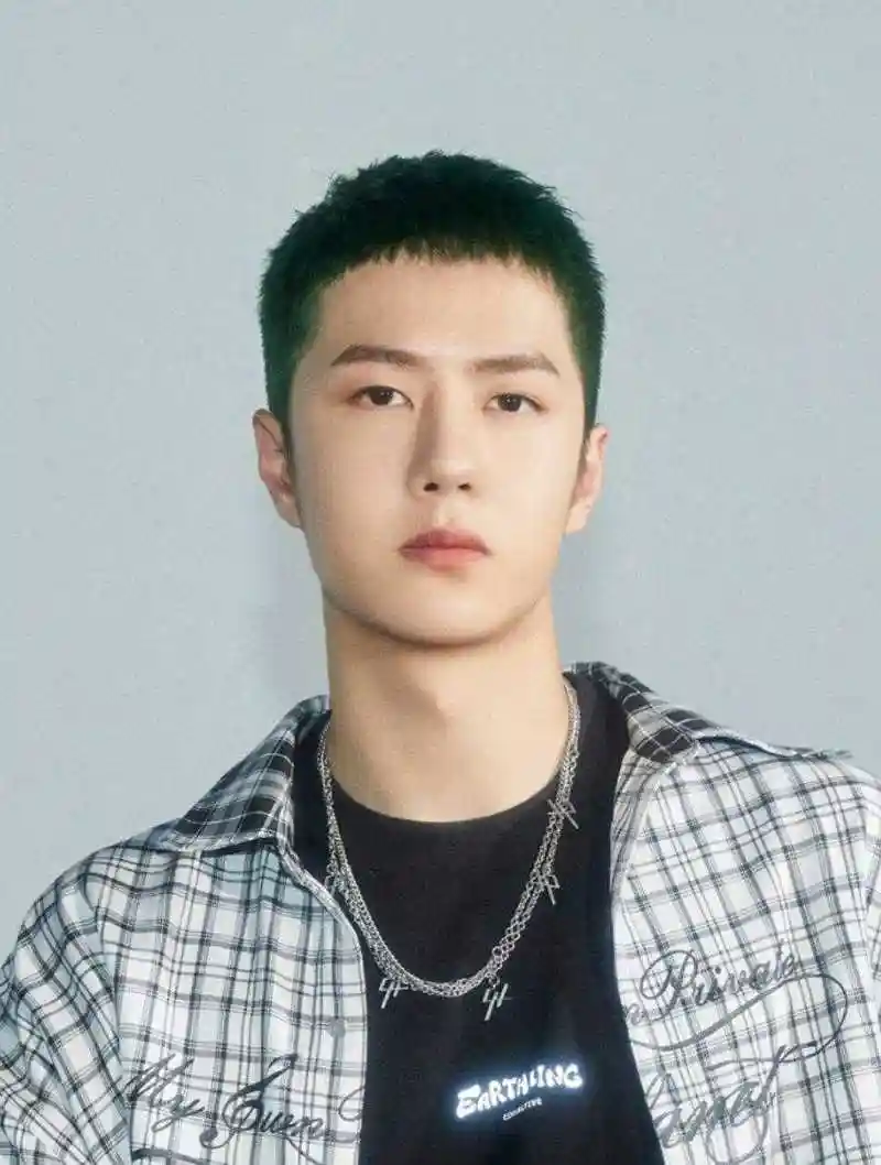 王一博把寸头叫"秃瓢",徒脚劈椰子,被醋酸到了,玩游戏大意了