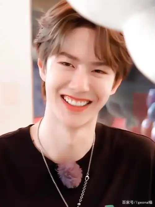 王一博:牙齿天生就是代言,露牙括弧笑,康康本尊～白吗!甜吗