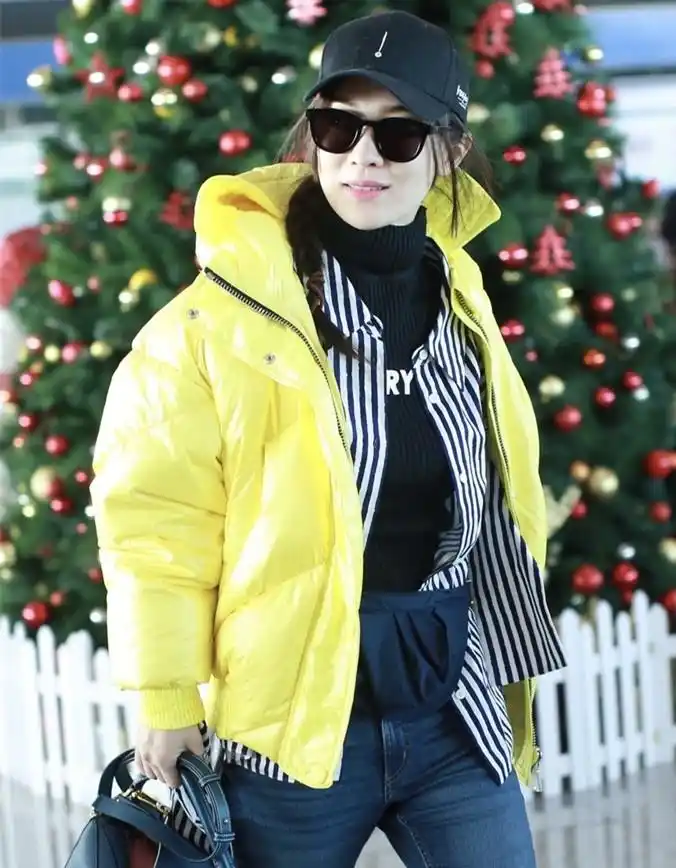 霍思燕穿黄色羽绒服现身机场,戴棒球帽墨镜遮面模样超酷