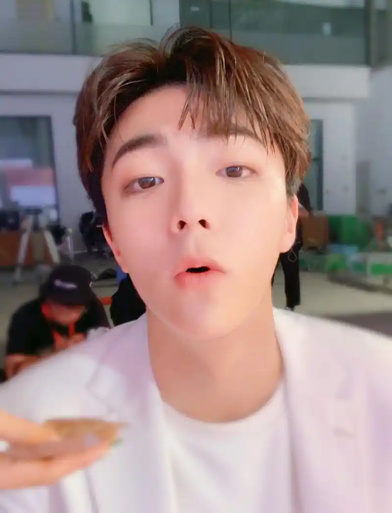 陈立农更新微博调皮可爱捧脸杀上线