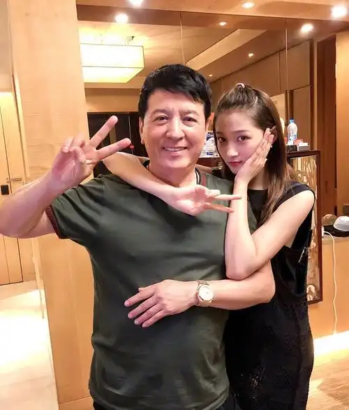 520关晓彤获关爸表白鹿晗却忙着宣传他的足球梦