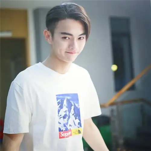 许凯球场卖萌瞬间你注意到了吗?粉丝:被圈粉都是有原因的!