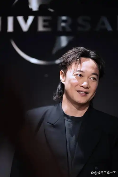 陈奕迅调侃张学友 「我恨张学友」随后他双膝下跪感谢大家踊跃购票并