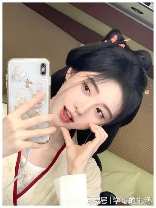 鞠婧祎晒花间令花絮照脸颊比心卖萌好甜美