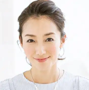 怎么扎出可爱气质的露额头发型 露额头马尾发型扎法(3)