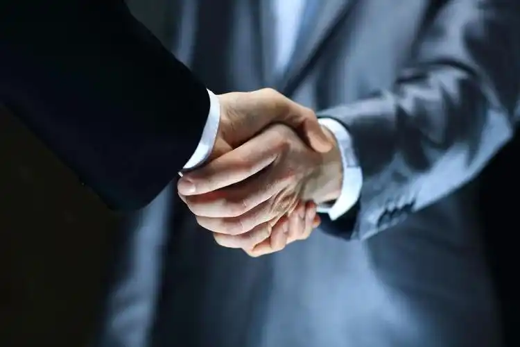 两个西装男人的握手礼仪